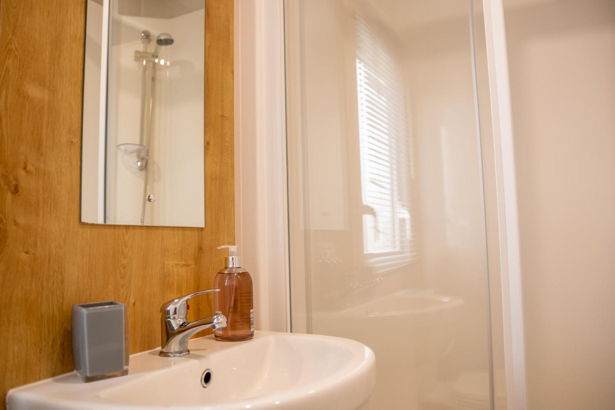 64 Lancaster The Lazy Willow 3 Bedroom Hot Tub Caravan Tattershall Lakes Εξωτερικό φωτογραφία