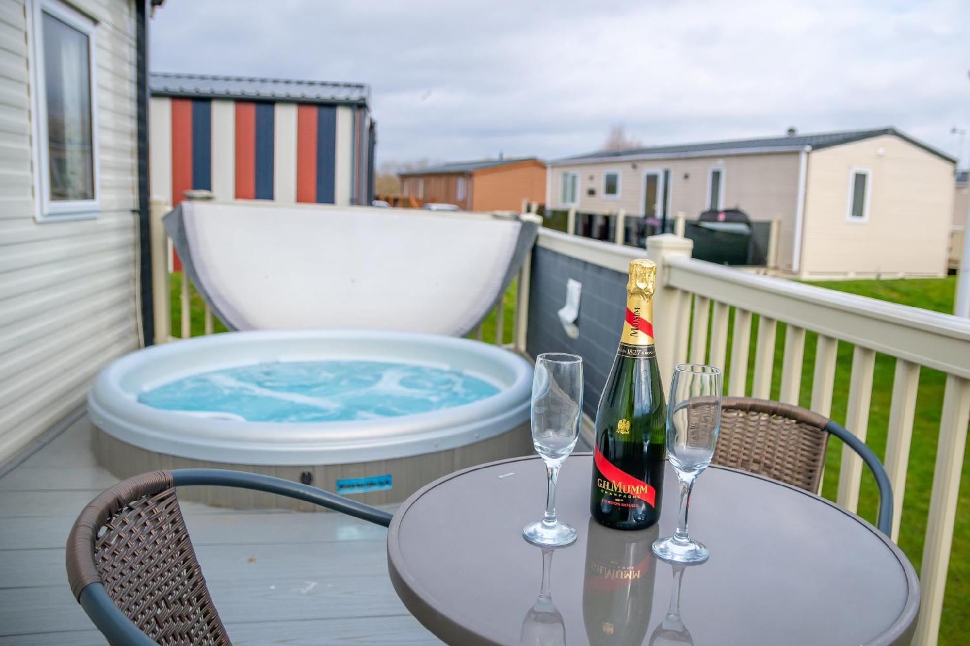 64 Lancaster The Lazy Willow 3 Bedroom Hot Tub Caravan Tattershall Lakes Εξωτερικό φωτογραφία